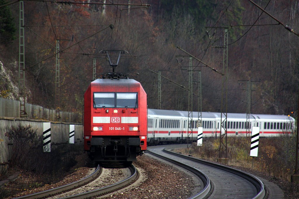 101 046 mit einem IC Richtung Stuttgart an der Geislinger Steige
