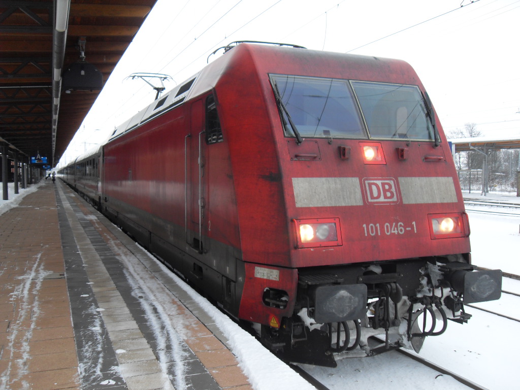101 046 mit einem IC der eine Versp�tung von 110min hatte am 20.12.2010 in Stendal.

