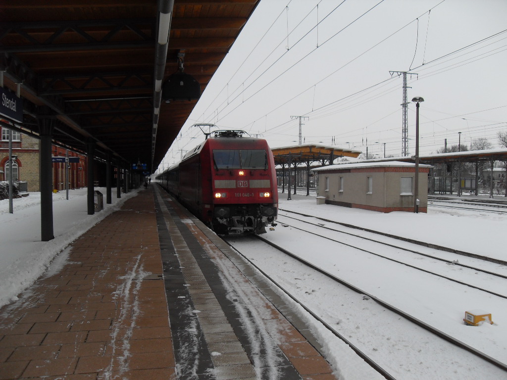 101 046 mit einem IC der eine Versptung von 110min hatte am 20.12.2010 in Stendal.