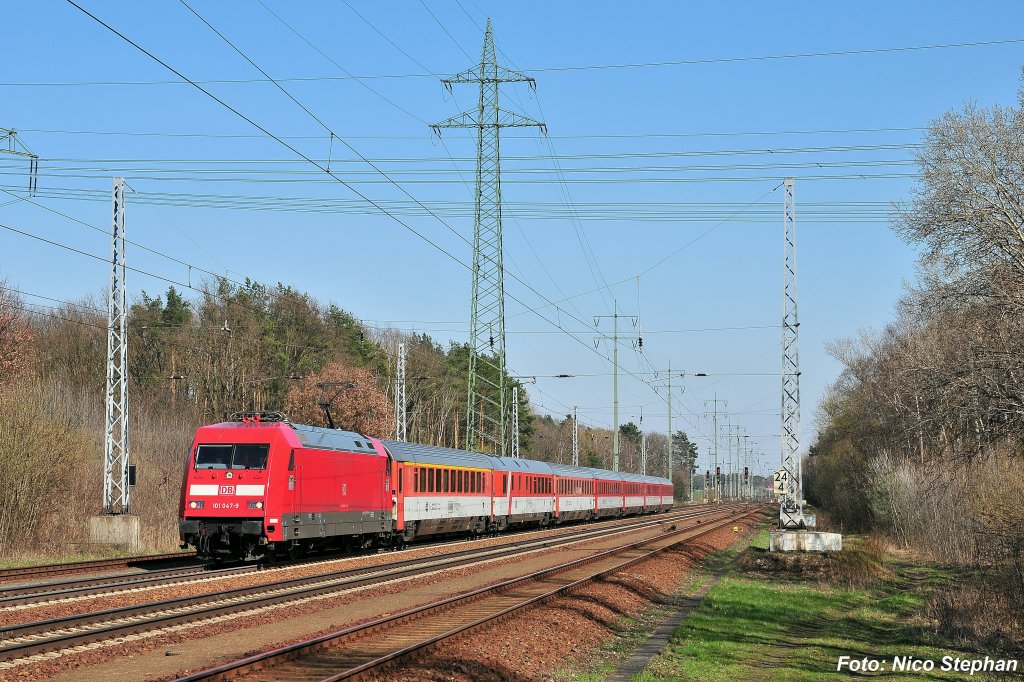 101 047-1 mit EC von Dresden nach Berlin unterwegs (Diedersdorf 07.04.10)