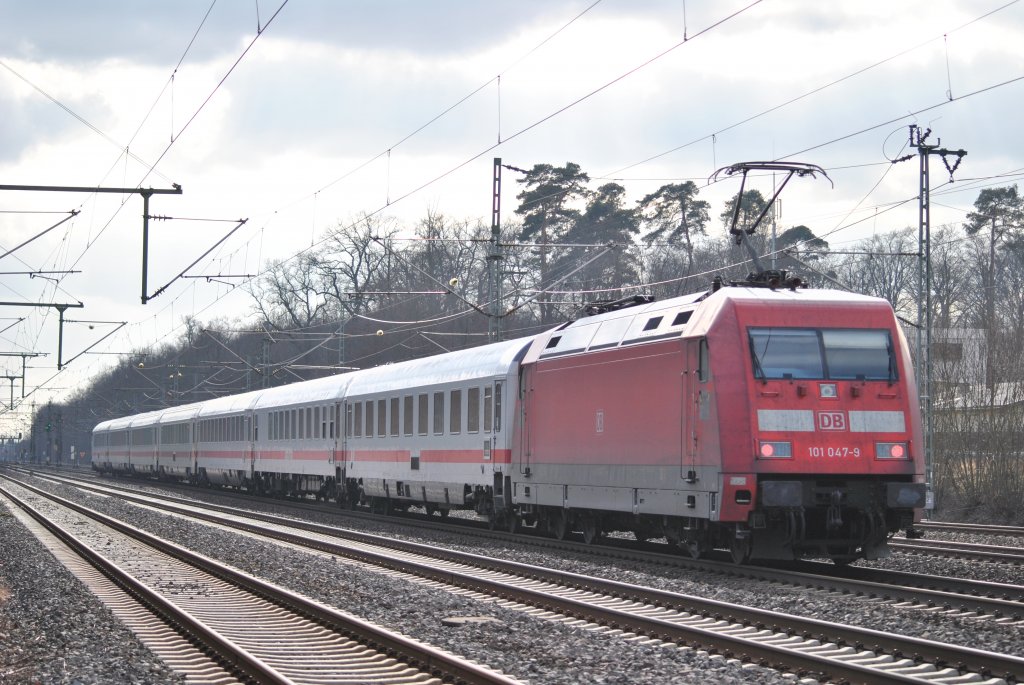 101 047-9 durchfhrt am 20.02.2012 den Bahnhof von Dreieich-Buchschlag.