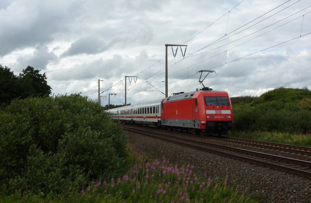 101 047-9 fuhr am 12.07.2012 mit dem IC 2004 von Konstanz nach Emden-Auenhafen, hier bei Veenhusen.