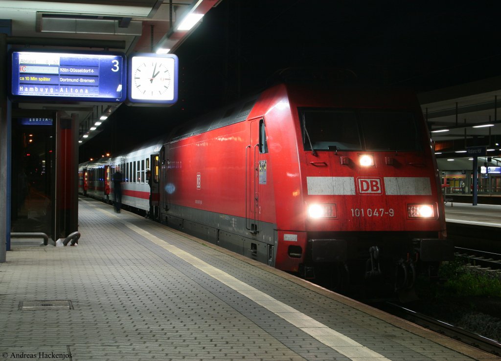 101 047-9 mit dem IC 2020 (Frankfurt(Main)Hbf-Hamburg-Altona)in Koblenz Hbf in der Nacht des 17.8.10. Dank Streckensperrung(?) gabs hier rund 20+ ;-)Deshalb konnte hier auch ein Foto entstehen
