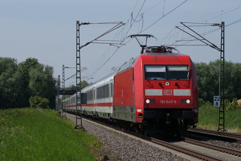 101 047-9 mit einem IC in Bornheim am 22.05.2010