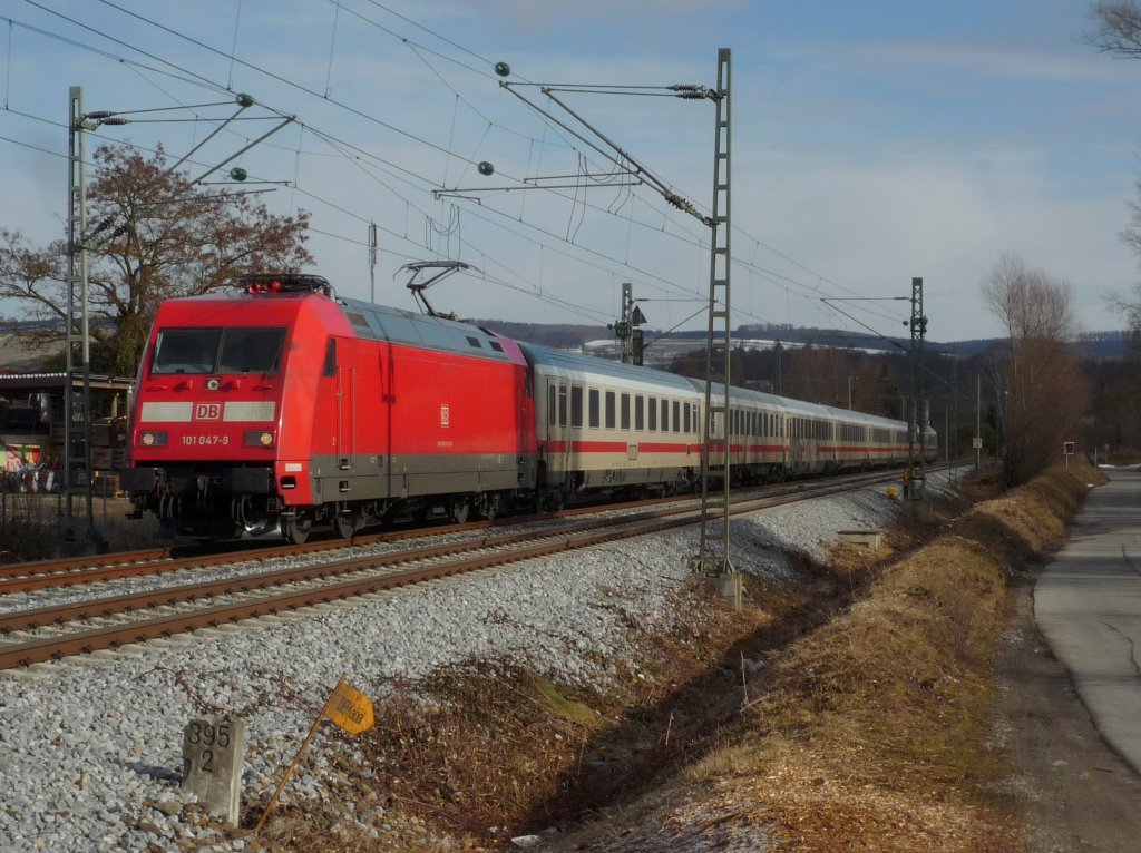 101 047-9 mit IC 2270 Konstanz - Greifswald kurz vor dem ersten Zwischenstop Radolfzell. 21.02.10