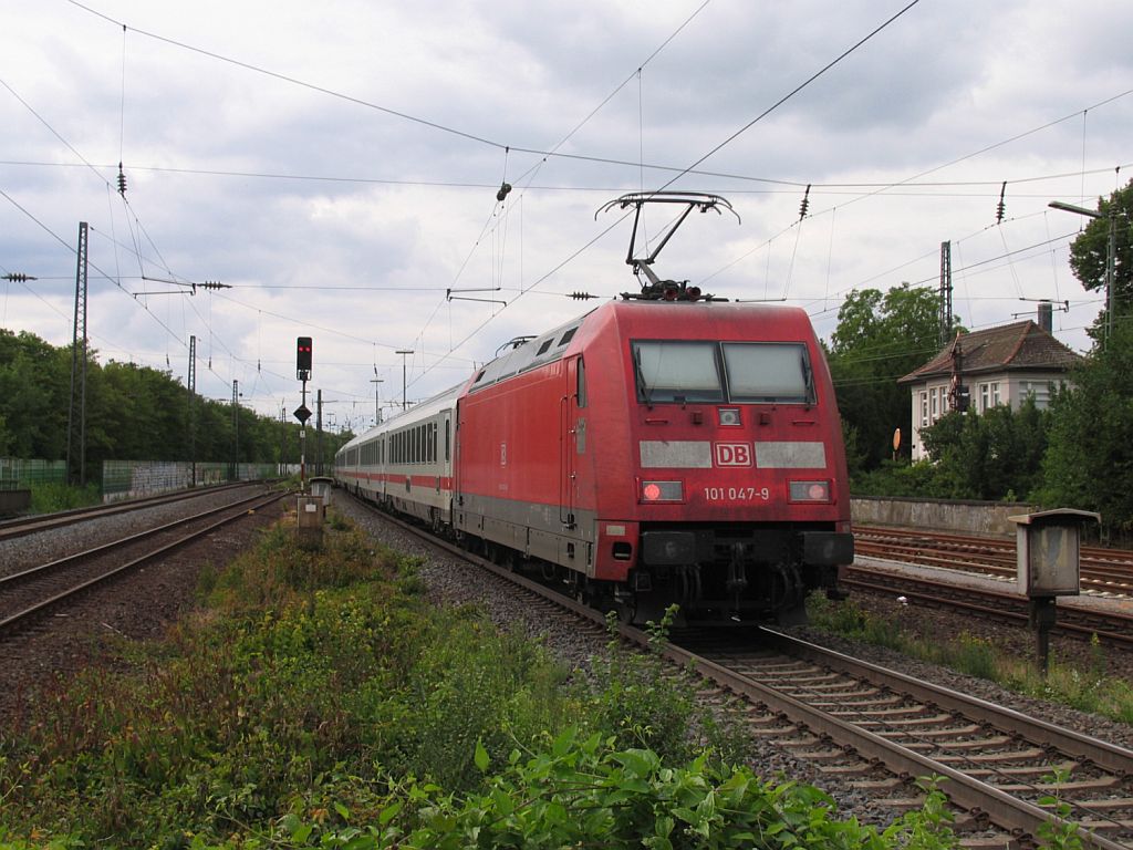 101 047-9 mit IC 2312 Stuttgart Hauptbahnhof-Hamburg Altona auf Bahnhof Lengerich am 2-7-2011.