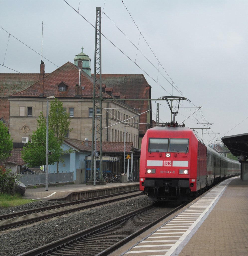 101 047-9 mit LED-Scheinwerfern zieht am 7. Mai 2012 den IC 2208 durch Kronach.