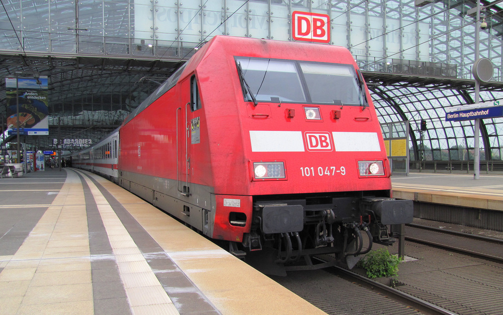 101 047 kam hier mit dem IC 245 von Schiphol(Airport) nach Berlin Ostbahnhof. Berlin Hbf den 12.06.2010