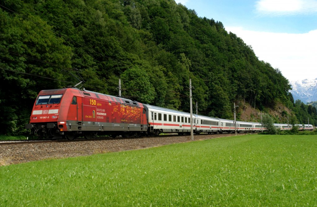 101 047 mit EC 114 am 09.06.2009 unterwegs zwischen St. Johann im Pongau und Bischofshofen.
