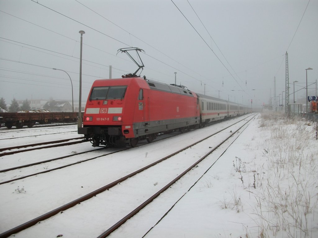 101 047 schob am 07.Dezember 2010 den IC 2212 aus Koblenz in Bergen/Rgen ber die Gtergleise nach Binz.
