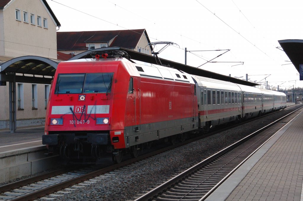 101 047 steht am 02.03.10 mit IC 2357 in Bitterfeld.