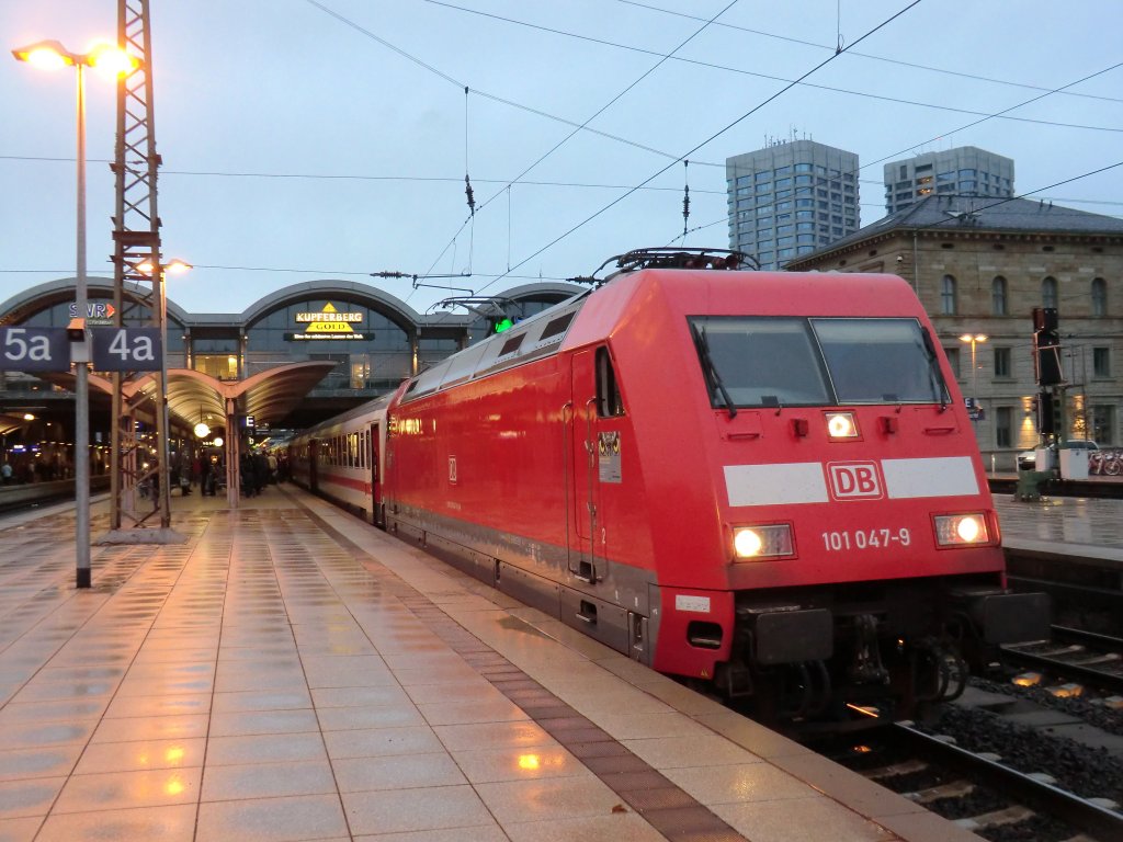 101-047 zieht am 6.11.10 den IC 2115 Stralsund - Stuttgart. Mainz Hbf.