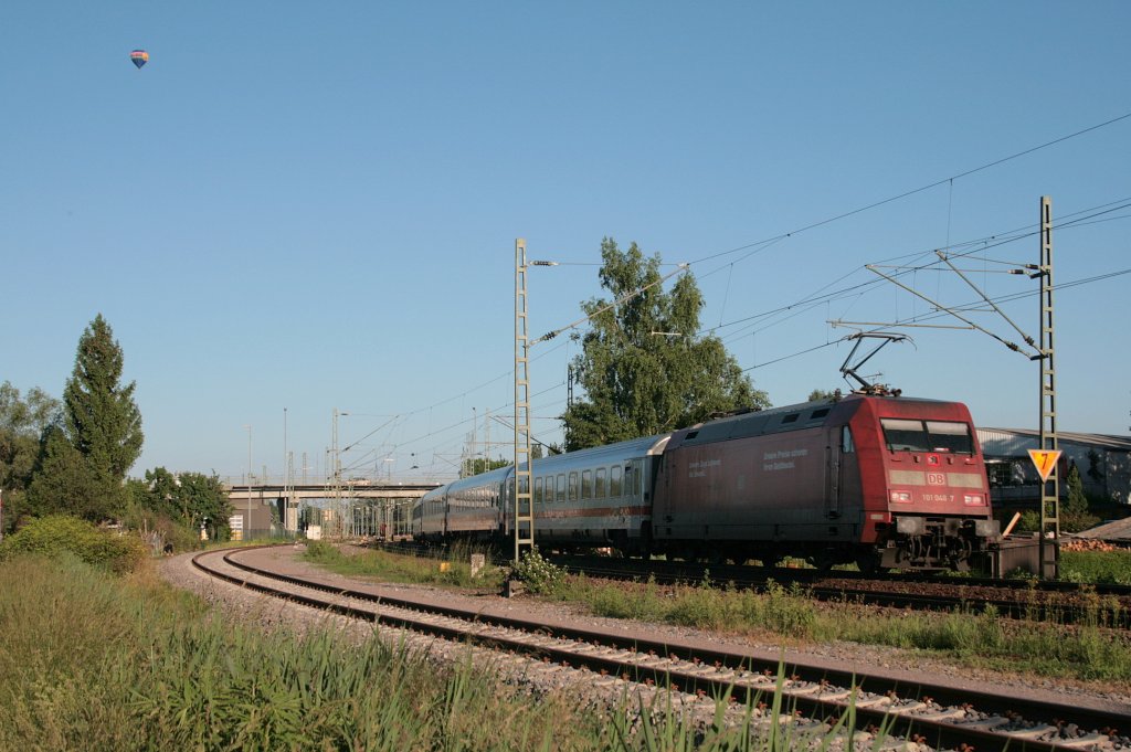 101 048-7 erreicht mit IC 2371 Hamburg Hbf - Konstanz den letzten Zwischenhalt Radolfzell. 04.06.10