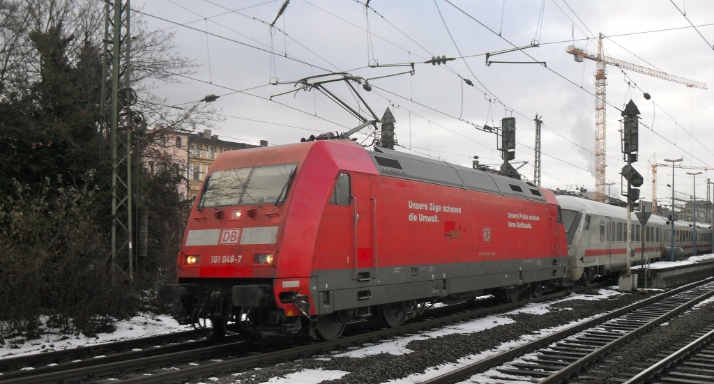 101 048-7 und Schwesterlok fuhren im Sandwitch mit IC am 3.1.11 in Bonn Hbf.