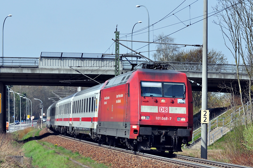 101 048 kommt mit ihrem IC den Langendorfer Berg runter und hat in Krze Stralsund erreicht am 26.04.2010