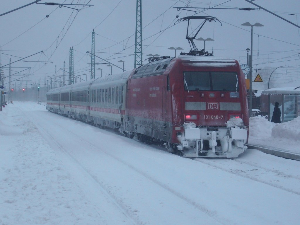101 048 mit dem IC 2354 Binz-Dsseldorf im verschneiten Bergen/Rgen am 03.Februar 2010.