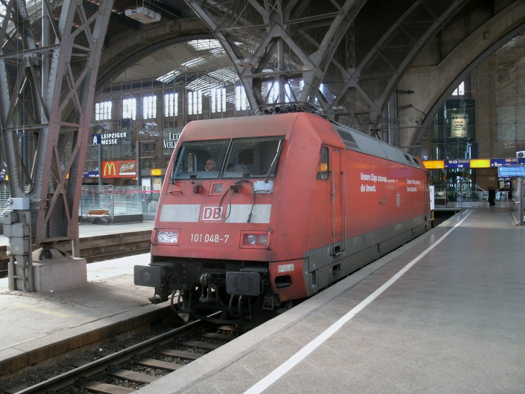 101 048 mute,am 26.Mrz 2012,in Leipzig warten bis der Leerpark aus der Bahnhofshalle gezogen wurde.  