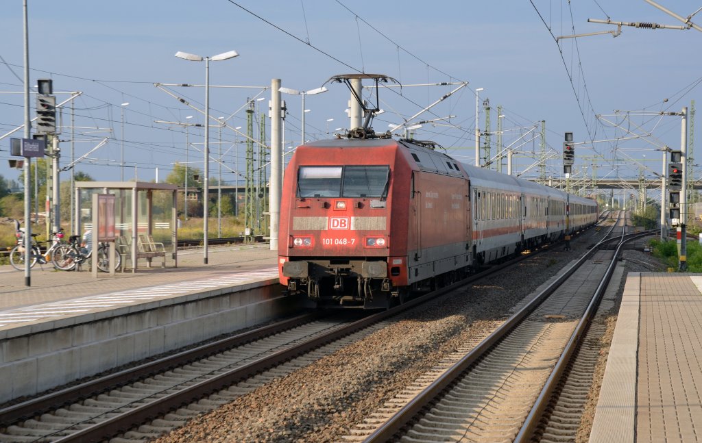 101 048 zog am 03.10.11 den IC 2209 zusammen mit einer Schwesterlok durch Bitterfeld Richtung Leipzig.