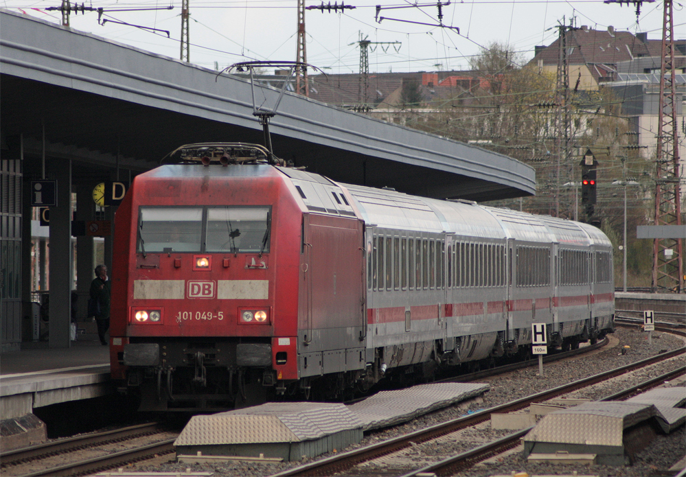 101 049-5 mit dem IC2150 nach Dsseldorf Hbf bei der Einfahrt in Essen Hbf 10.4.10