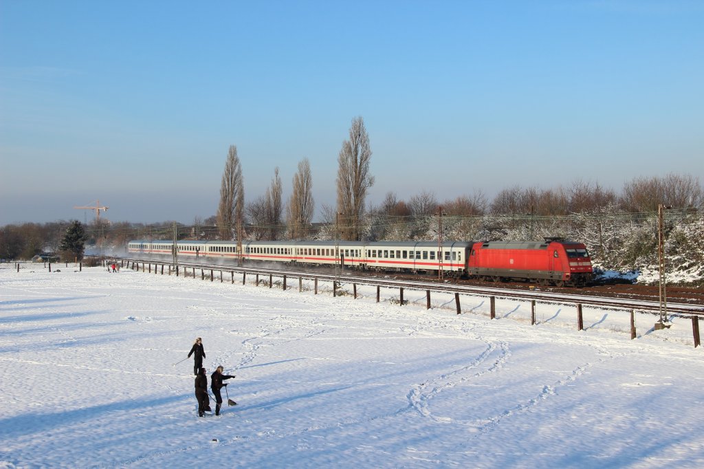 101 050-3 mit dem IC 134 (Mnster(Westf Hbf - Luxembourg)) in Langenfeld (Rheinland) am 08.12.2012