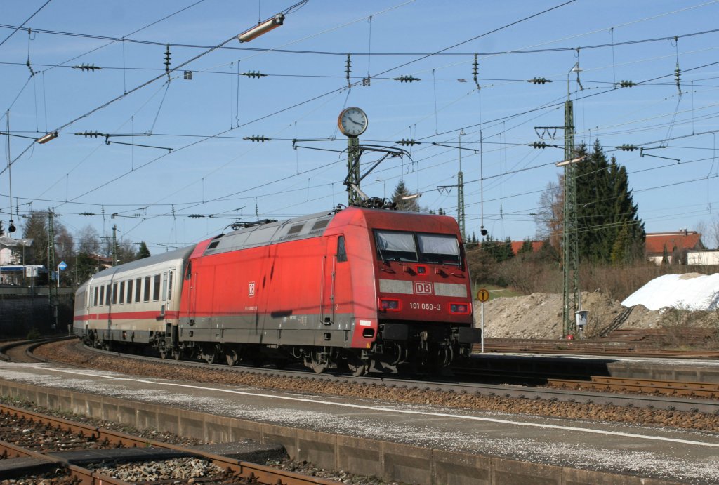 101 050-3 schiebt den EC 218 aus dem Bf Traunstein am 03.04.2011