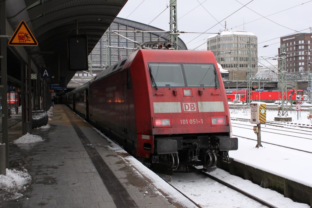 101 051-1 am 10.03.2013 in Hamburg Hbf mit dem IC nach Westerland. Der IC wird in Hamburg von zwei 218 bernommen.