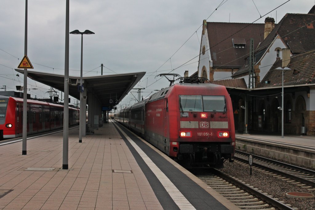 101 051-1 mit einem IC am 22.05.2013 bei der Durchfahrt Richtung Mannheim in Worms Hbf.