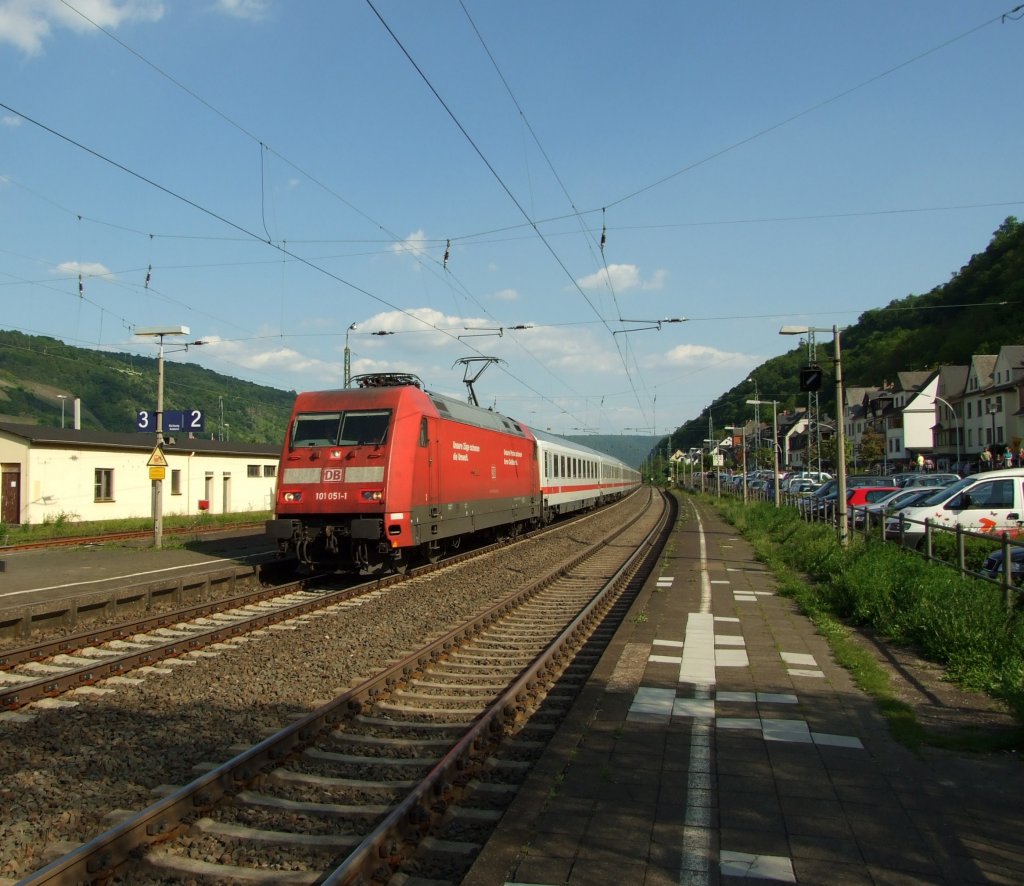 101 051-1 mit IC118 (Salzburg-Mnster) durcheilt am 23.5.2010 den Bahnhof Oberwesel. Lieben Gru an den Tf. 