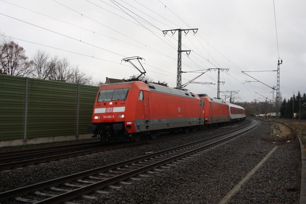 101 052 + 101 124 bespanten am am 12.12.2009 in Lehrte den CNL 451