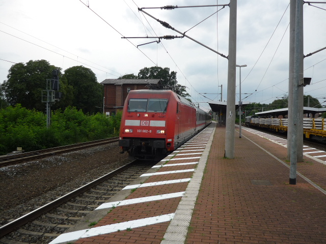 101 052-8 durchfhrt den Bahnhof Gifhorn. Aufgenommen am 22.08.2010.