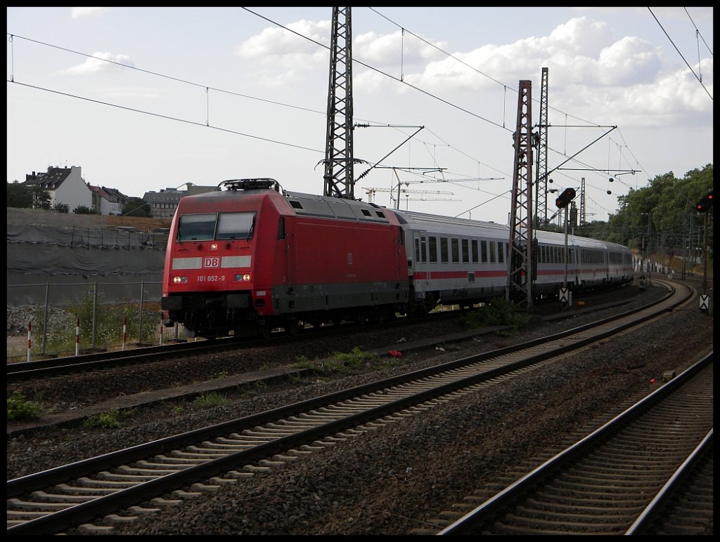 101 052 mit IC xxxx bei der Durchfahrt durch Dsseldorf Zoo