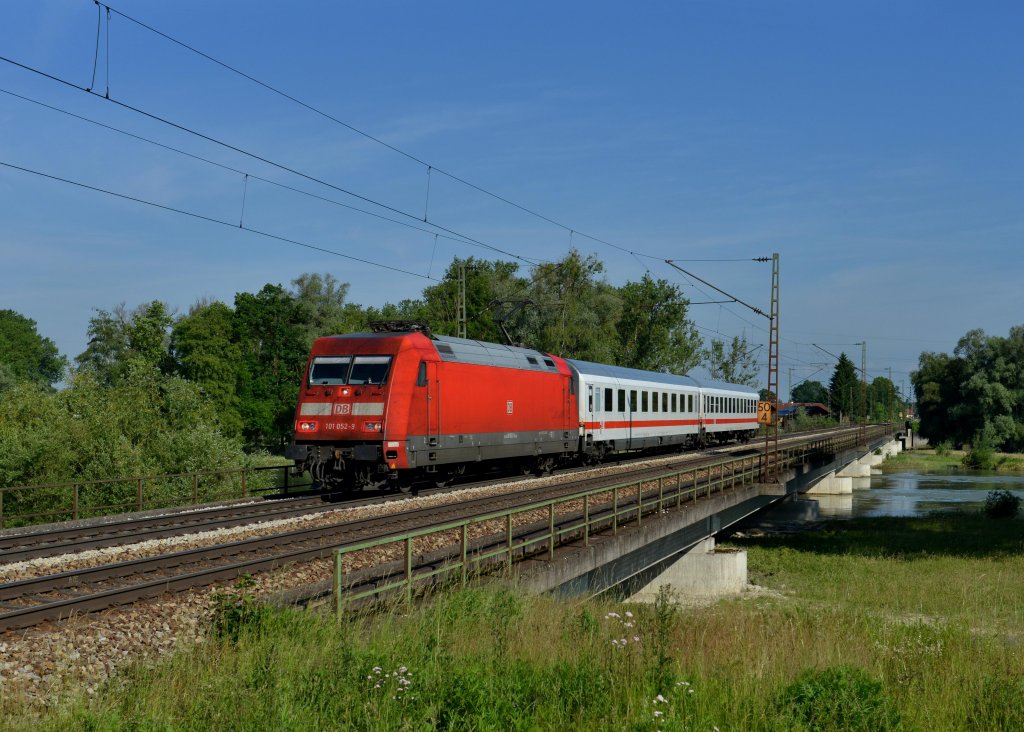 101 052 mit den Wagen fr den IC Rottalerland am 15.06.2013 auf der Isarbrcke bei Plattling.