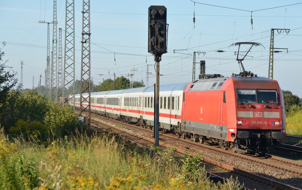 101 052 zog am 03.09.11 den IC 2304 durch Grokorbetha Richtung Halle(S). Hinten schiebt 101 144.