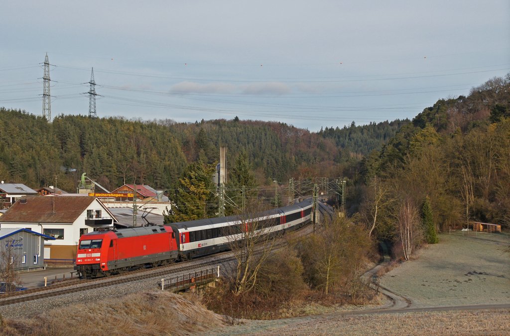 101 053-7 mit IC 181 Stuttgart Hbf - Zrich HB kurz vor Engen. 31.12.2012