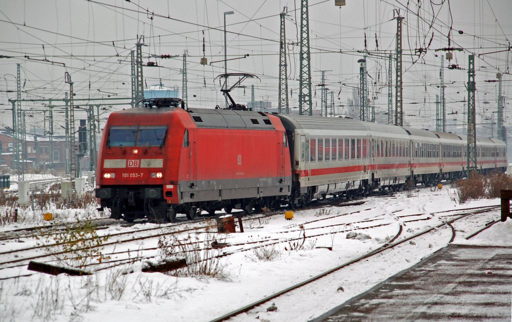 101 053 bringt am 07.12.10 einen IC aus Dresden nach Leipzig Hbf. Dieser Zug endete in Leipzig.