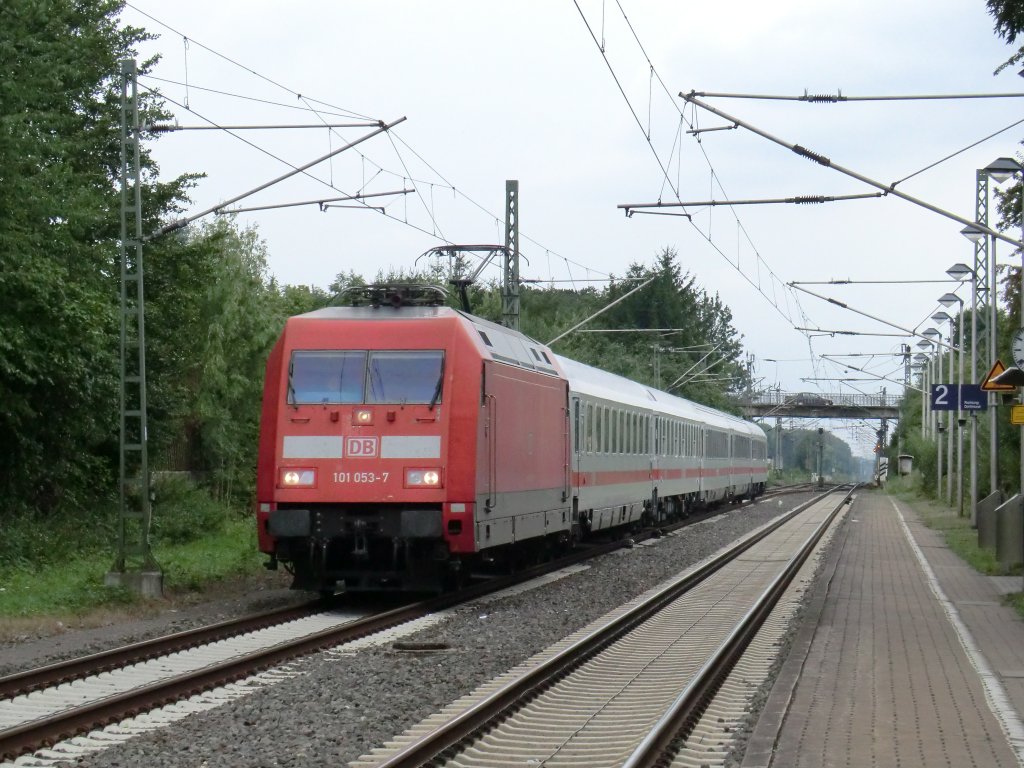 101-053 durchfhrt am 4.8.10 mit dem IC 2045 nach Leipzig den Bahnhof von Nordbgge.