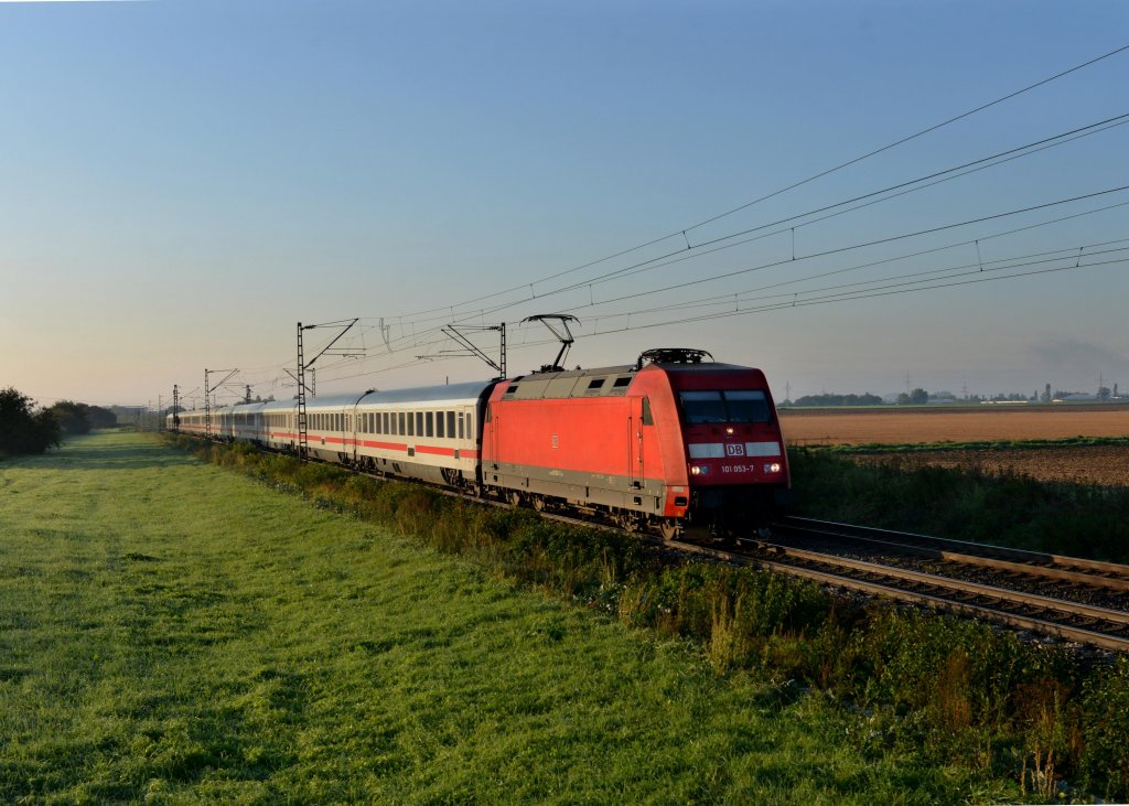 101 053 mit IC 2024 von Passau Hbf nach Hamburg Altona am 20.09.2012 unterwegs bei Plattling.