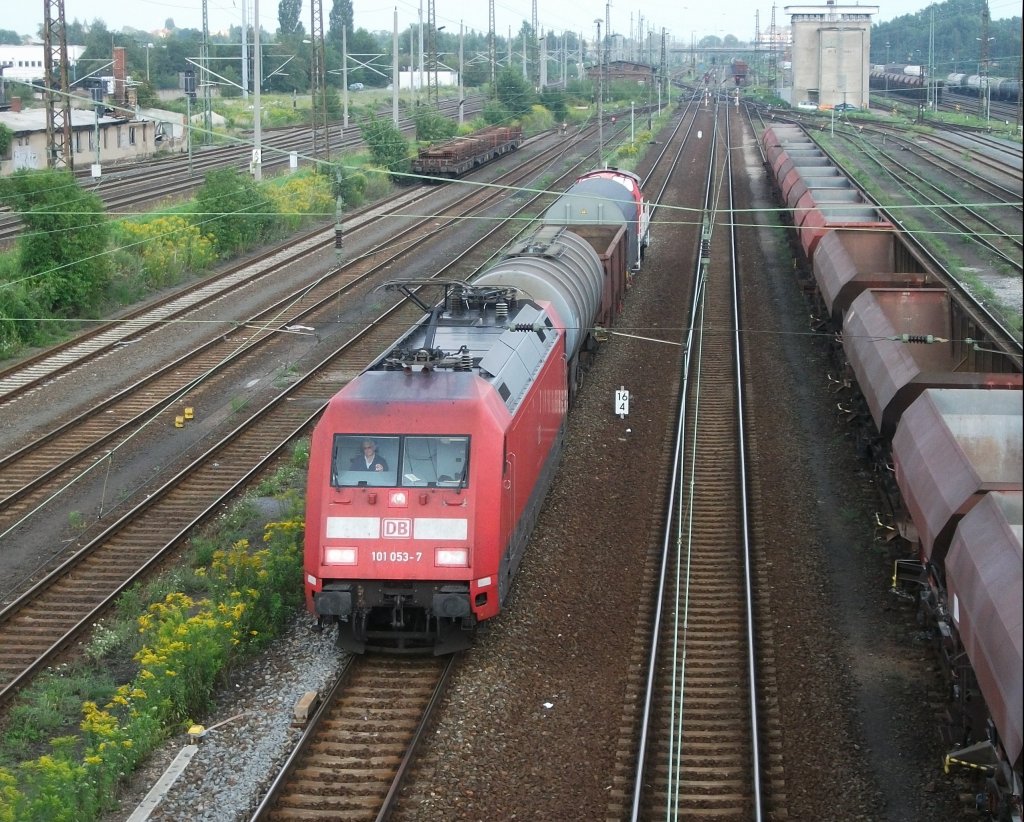 101 053 verlsst am 01.August 2011 mit einem 3-teiligen Gterzug den Gterbahnhof Engelsdorf Richtung Schnefeld. Am Zugschluss lief eine 290er mit.