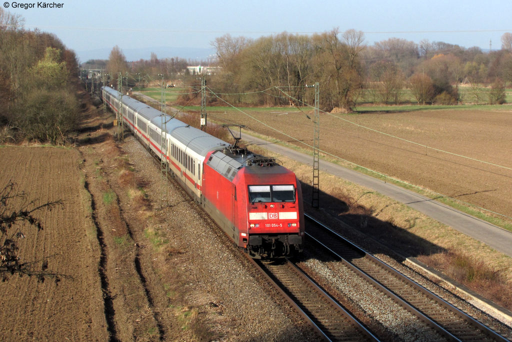 101 054-5 mit dem IC 2313 (Hamburg-Stuttgart) bei Bad Schnborn. Aufgenommen am 16.03.2012.