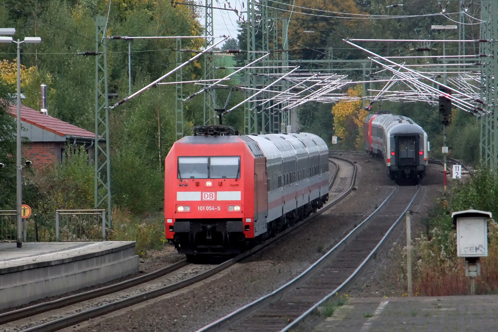 101 054-5 mit IC 2019 nach Stuttgart bei der Einfahrt in Recklinghausen mit im Bild der Ausfahrende IC 135 nach Norddeich Mole 13.10.2012