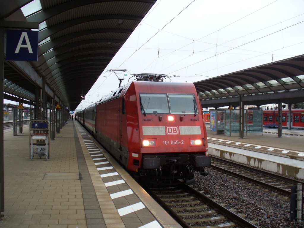 101 055-2 steht als IC 2282 Saarbrcken - Kassel Wilhelmshhe am 06.08.2011 in Kaiserslautern
