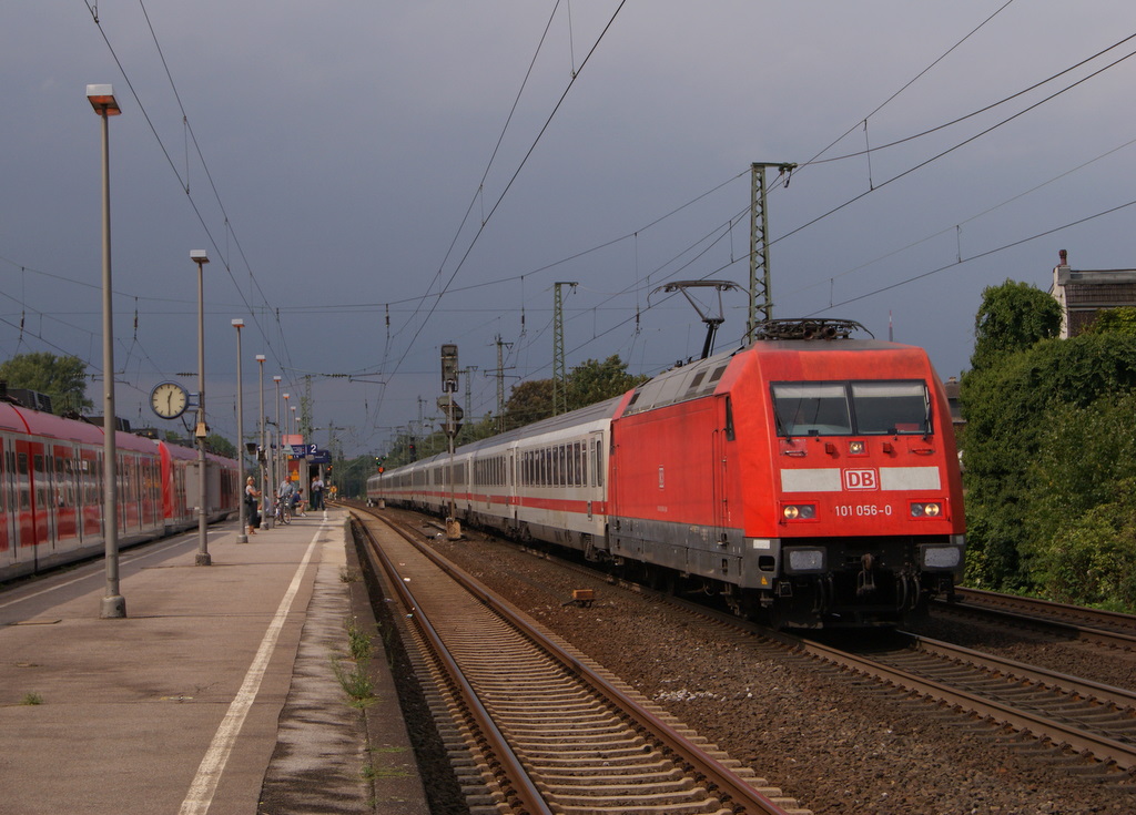 101 056-0 mit einem InterCity in Dsseldorf-Oberbilk am 26.08.2011