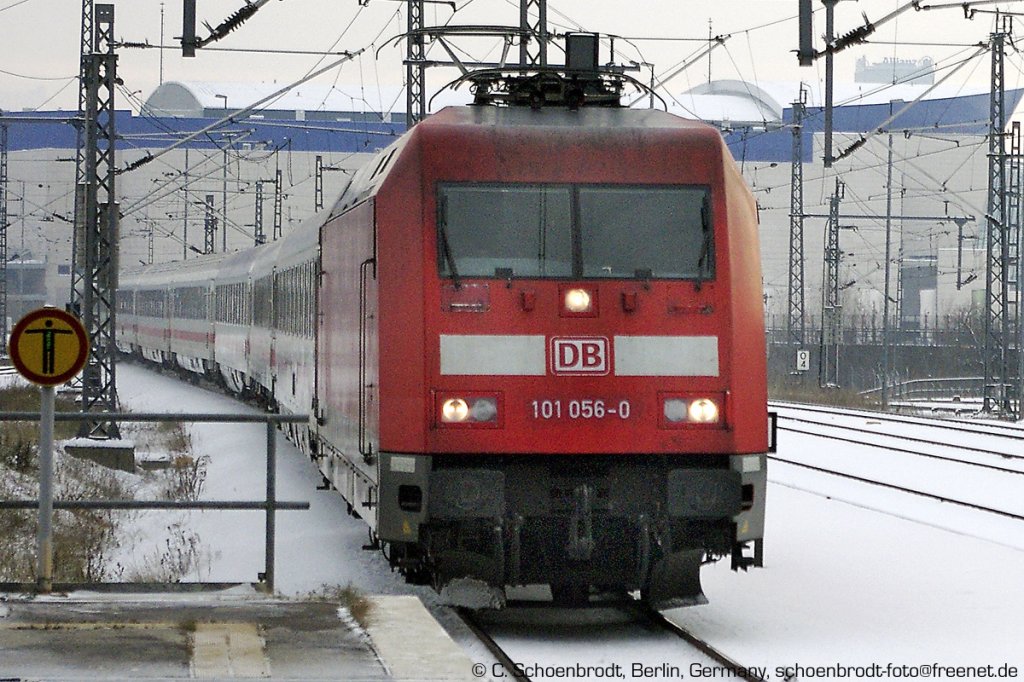 101 056-0 im Schnee, mit dem IC nach Amsterdam Schiphol nach Berlin Ostbahnhof einfahrend, 03. dezember 2010