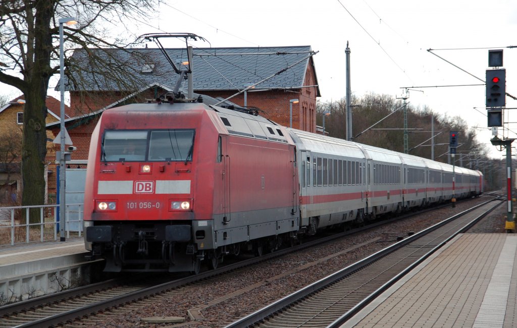 101 056 fhrt am 06.03.11 den IC 2208 durch Burgkemnitz Richtung Witenberg. Hinten schiebt eine weitere BR 101.