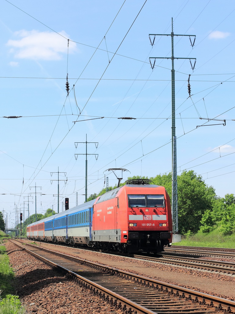 101 057-8 mit dem EC 177 nach Wien Praterstern passiert am 14. Mai 2012 Diedersdorf, nchster Halt ist Elsterwerder. 