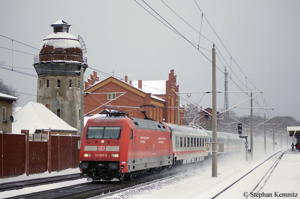 101 057-8 mit dem IC 144 nach Bad Bentheim, weil die Halte in Holland komplett entfallen. 17.12.2010