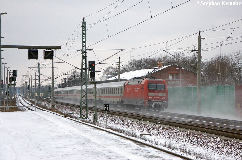 101 057-8 mit dem IC 2385 von Berlin Sdkreuz nach Karlsruhe Hbf in Rathenow. 22.01.2013
