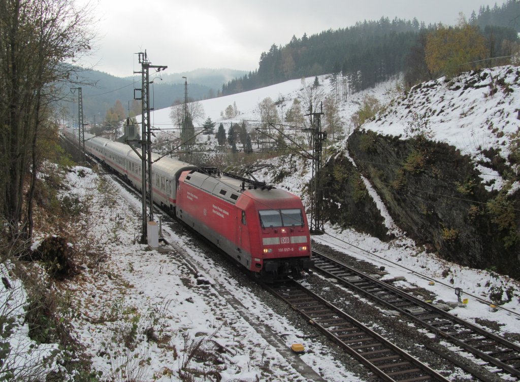 101 057-8 mit IC 2208 am 31. Oktober 2012 in Ludwigsstadt.