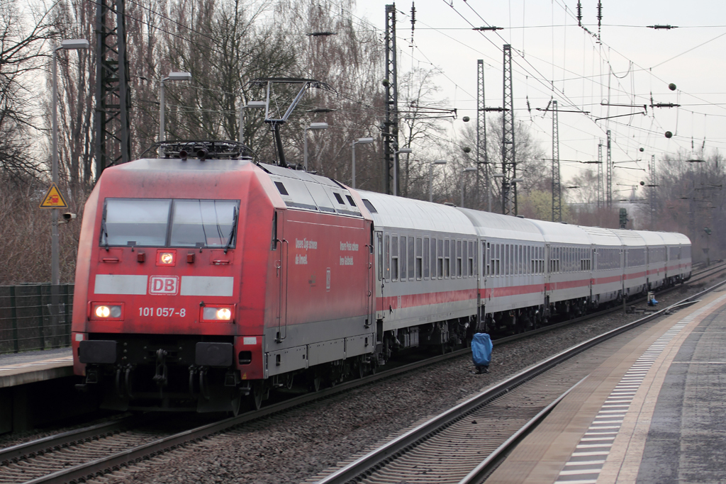 101 057-8 mit IC 2332 nach Kln in Recklinghausen-Sd 15.4.2013