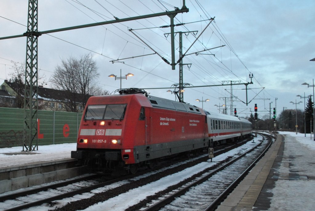 101 057-8, mit IC in Lehrte, bei der Durchfahrt. Man beachte der untere linke Scheinwerfer ist kaputt.
